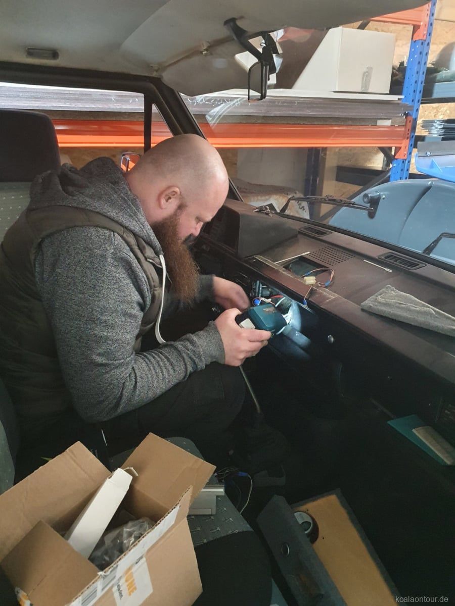 Thorsten beim Radio-Ausbau