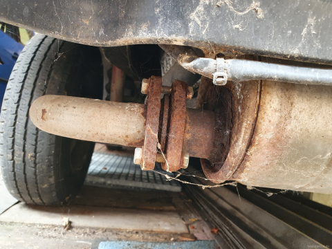 kone-vw-bulli-t3-koalaontour-rost-am-auspuff