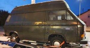 kone-vw-bulli-t3-koalaontour-auf-dem-haenger-seite-vorschau