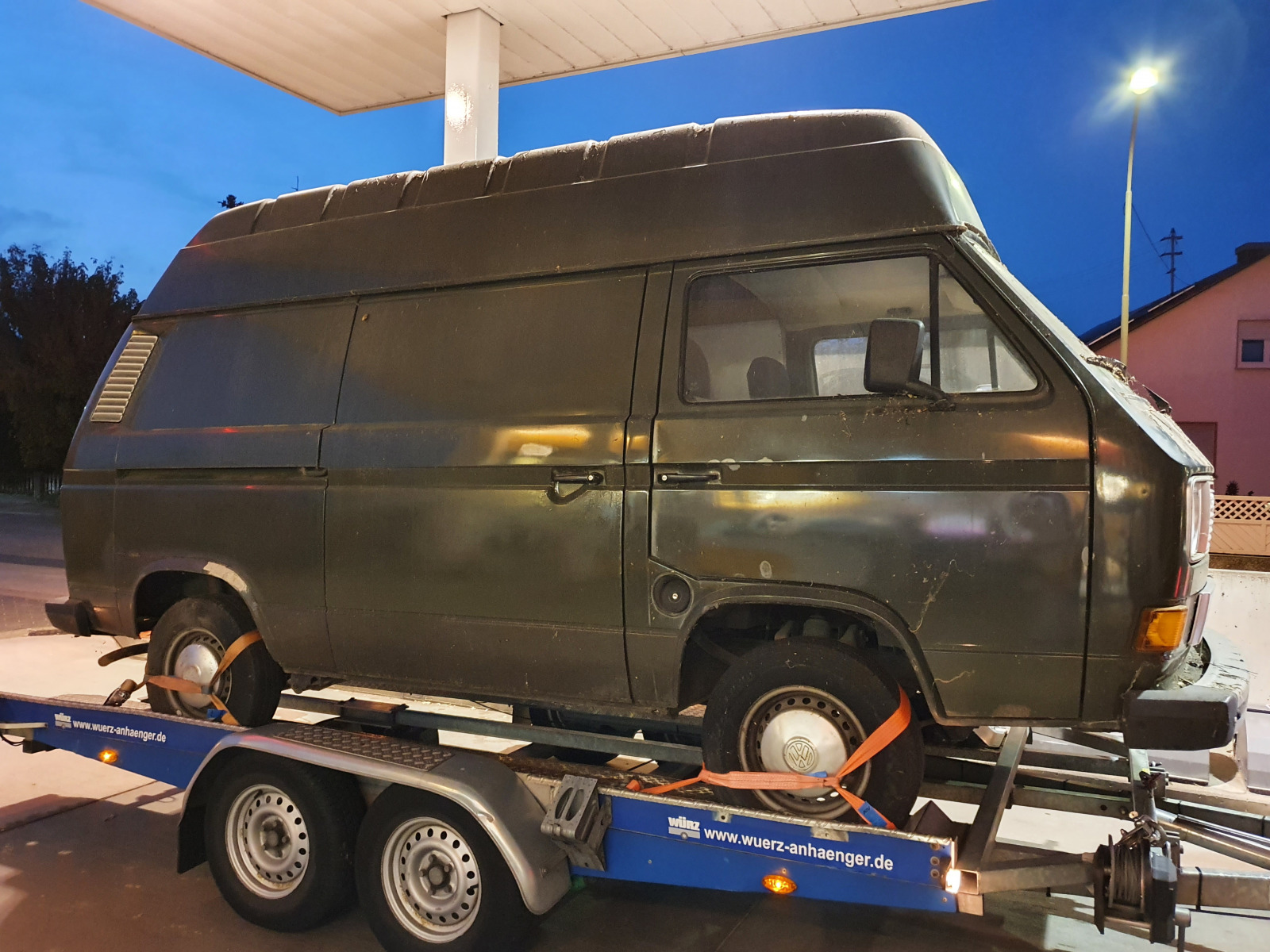 VW T3 Bulli, olivgrün, auf einem Anhänger, Seitenansicht