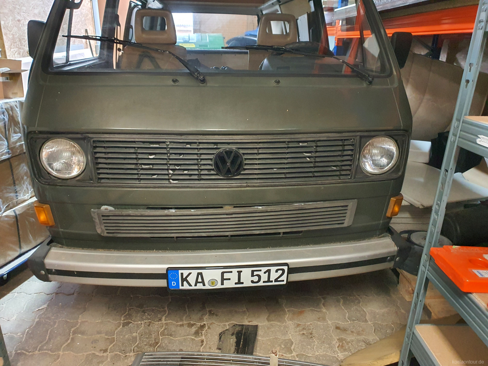 Bulli-Front mit schwarzem Grill, Detail