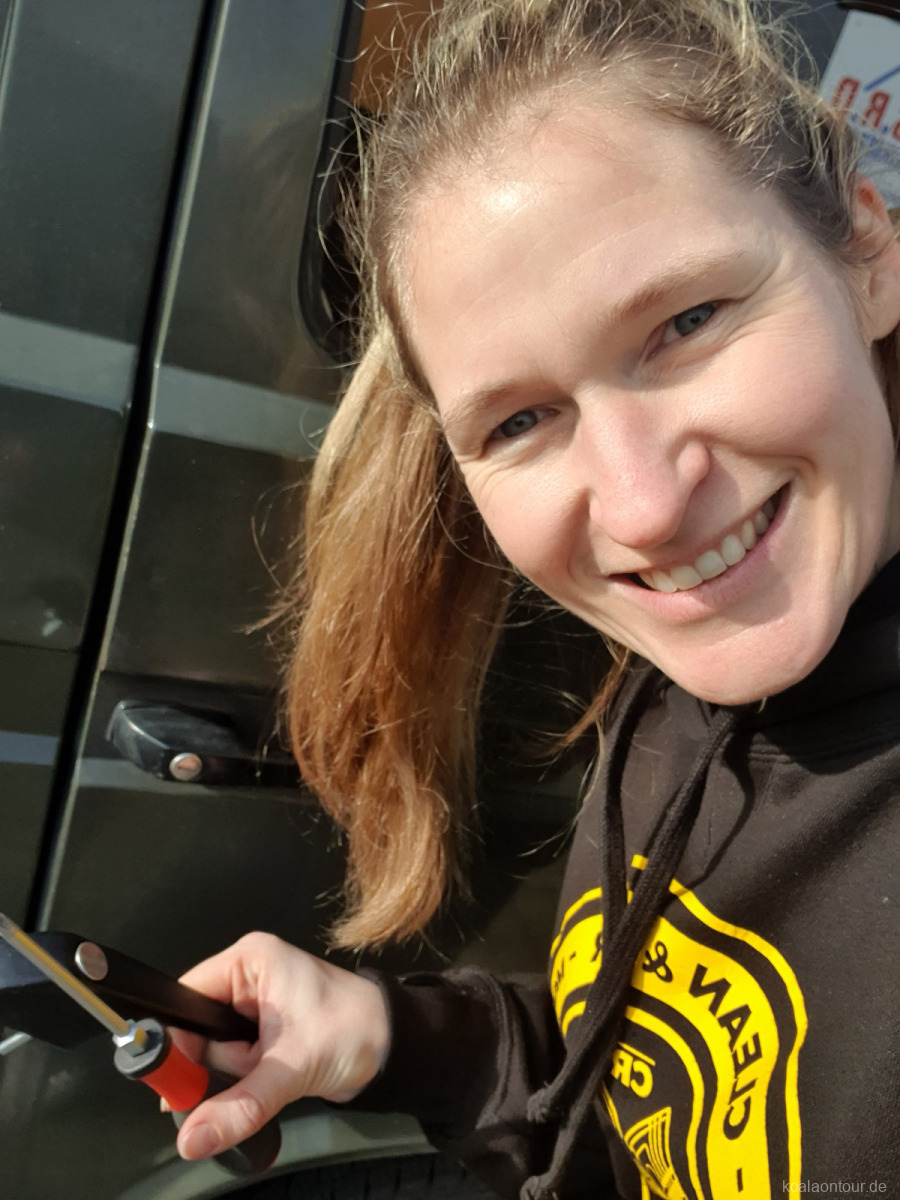Fiona beim Tausch der Türschlösser